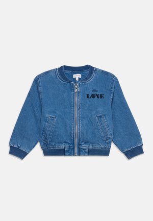 Veste bomber en denim bleu avec fermeture éclair à l'avant, poignets et ourlet côtelés, deux poches latérales et le mot "LOVE" brodé sur la poitrine.