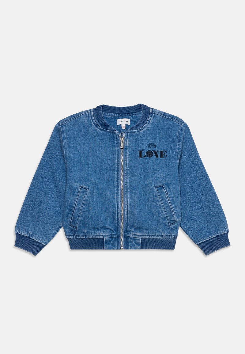 Veste bomber en denim bleu avec fermeture éclair à l'avant, poignets et ourlet côtelés, deux poches latérales et le mot "LOVE" brodé sur la poitrine.