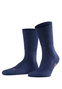 Calcetines de tripulación en color azul marino con textura acanalada y puntada sin costura. Cuentan con un talón reforzado y un detalle del logo en naranja cerca del tobillo. Material suave.