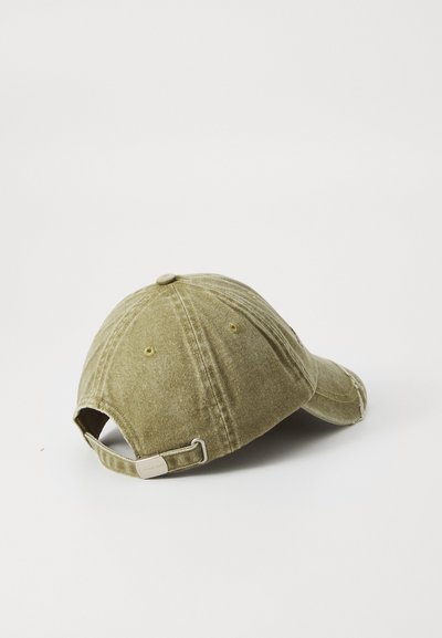 Olivengrønn bomullsbasketcap med buet skjerm, justerbar stropp, sydd detaljer og ventilasjonsluftinger på baksiden.