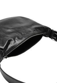 Czarna skórzana torebka typu crossbody o zaokrąglonym kształcie, z zapięciem na zamek i regulowanym paskiem. Gładka tekstura, prosty design bez widocznych wzorów.