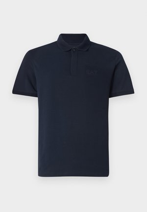 Polo shirt navy realizzato in cotone con colletto, maniche corte e logo EA7 discreto sul petto. Texture liscia e vestibilità classica.