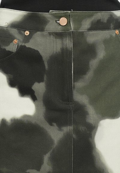 Pantaloni cargo cu un model camuflat în nuanțe de verde și negru. Prezintă o închidere cu buton metalic și două buzunare. Material texturat din denim.