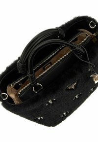 Borsa nera realizzata in materiale peloso con forma strutturata. Presenta hardware in argento, doppi manici superiori e accenti decorativi in cristallo.