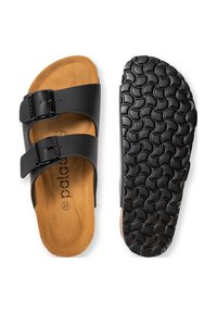 Zwarte slide sandalen met twee verstelbare banden, leren bovenkant, kurken voetbed, en een textuur van zwart rubberen zool met een golfpatroon.