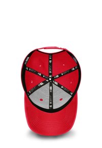 Rote Kappe mit einem abgerundeten Schirm, Innenausstattung mit grauem Mesh-Futter, schwarzem Stoffband mit Branding und sechs Belüftungsösen.