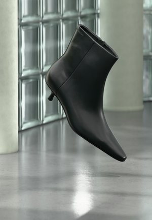 Calvin Klein, KITTEN HEEL BOOT - Enkelkaarsjes - triple black