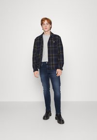 Calvin Klein Jeans SLIM - Calças de ganga justas - denim dark