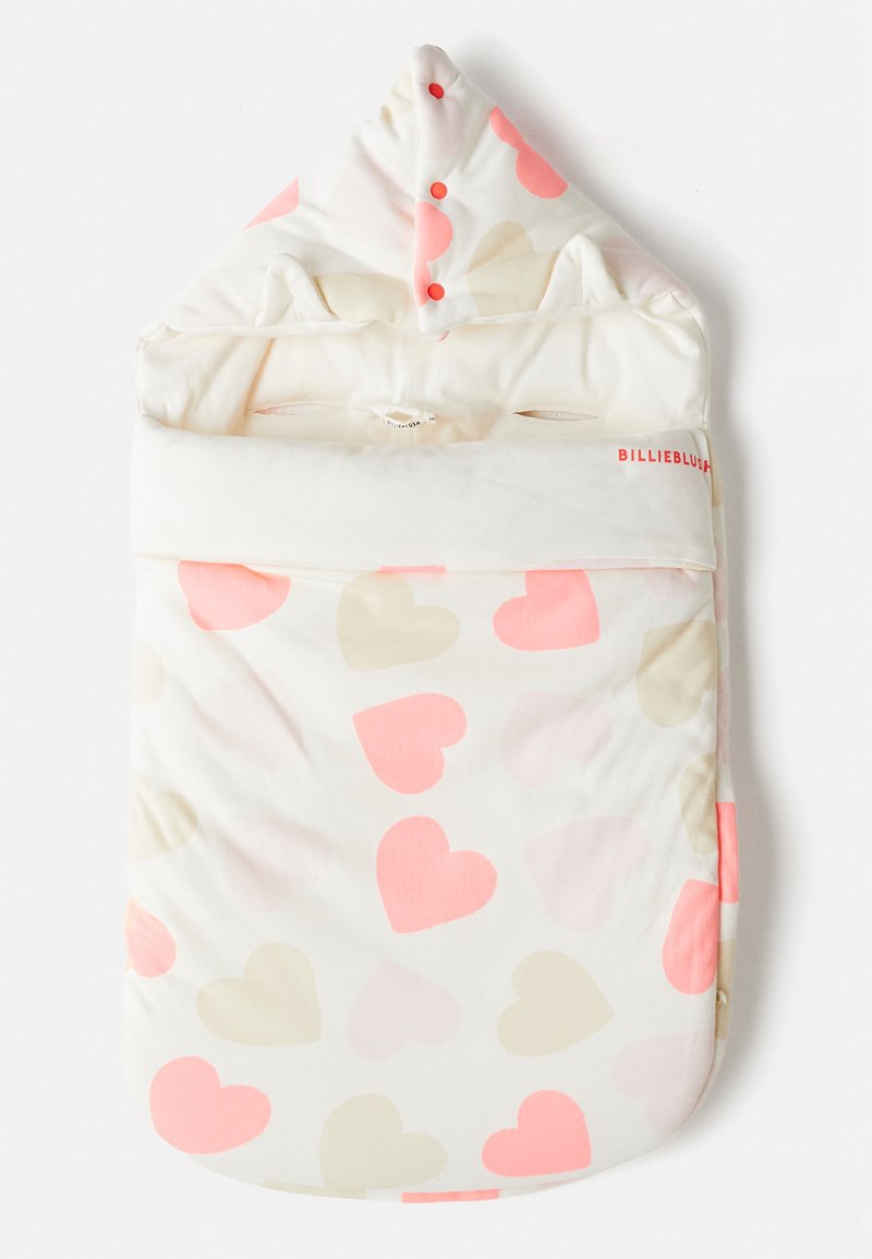 Saco para bebé com uma base branca e um padrão de corações em rosa, bege e pêssego; apresenta um capô com orelhas e fechos de pressão.