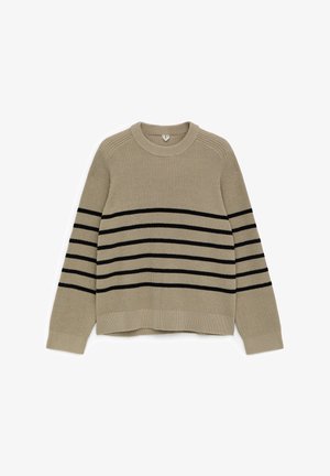 Sweter dzianinowy w jasnym beżu z pionowymi czarnymi paskami. Posiada okrągły dekolt oraz długie rękawy z prążkowanymi mankietami i dołem.