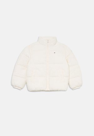 Witte pufferjas met een hoge kraag, een rits aan de voorkant en zijzakken; heeft elastische manchetten en een klein logo aan de bovenkant links.