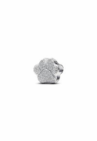 Charm in argento con texture a forma di impronta di zampa di cane, con quattro cuscinetti per le dita e un cuscinetto centrale più grande.