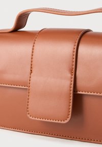 Bolsa em pele sintética castanha com fecho de aba, forma retangular, textura lisa e costura visível ao longo das bordas.