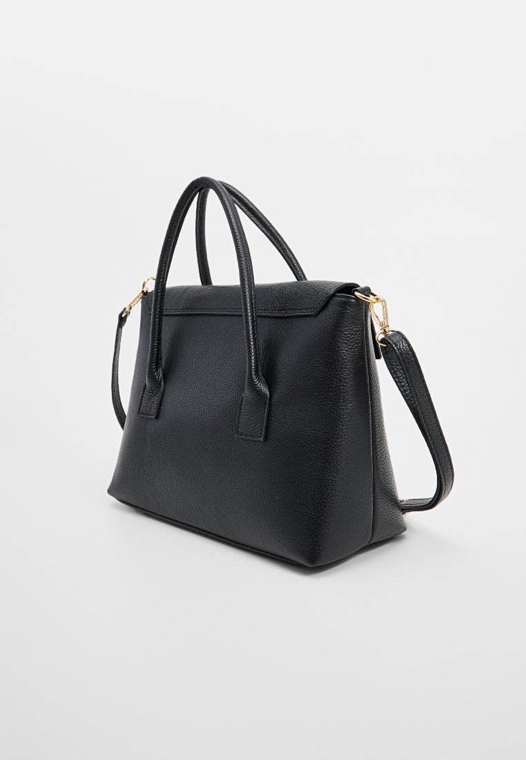 Sac à main noir structuré en cuir texturé. Comprend deux poignées, une bandoulière amovible et des accents en métal doré.