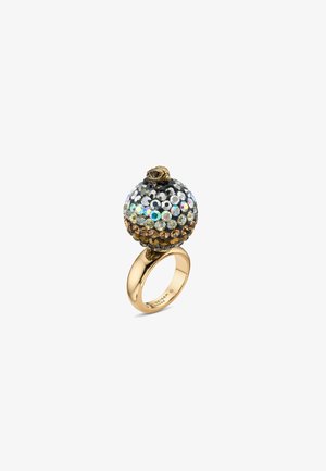 Gouden ring met een ronde, textured bovenkant versierd met multicolore strassstenen in een gradient patroon, met een decoratieve accent bovenop.