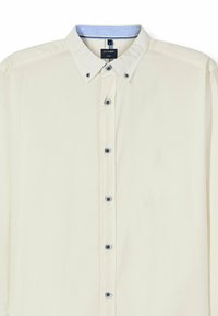 Hellbeiges Langarmhemd mit einem Button-Down-Kragen, ausgestattet mit dunklen Knöpfen und einem kontrastierenden hellblauen Innenkragen.