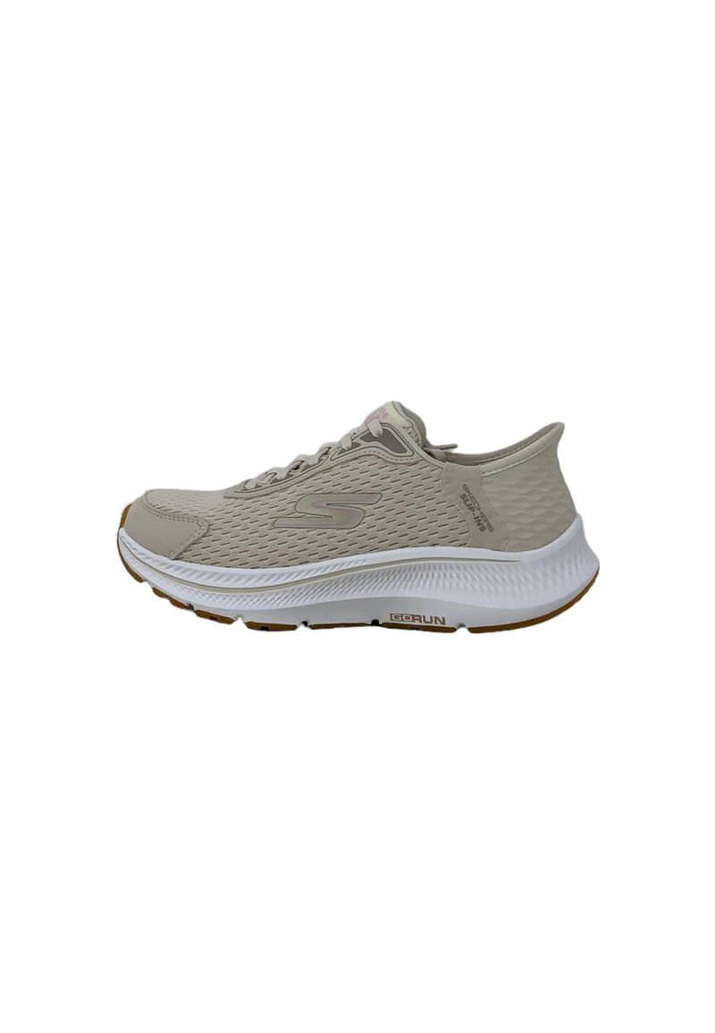 Scarpa sportiva beige chiaro con parte superiore in rete testurizzata, intersuola bianca e suola in gomma. Presenta un logo distintivo sul lato.