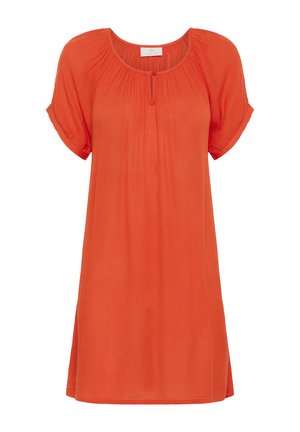 Robe à manches courtes, coupe ample, de couleur orange vif, avec un col rond et des détails de plis subtils, fabriquée en tissu léger.