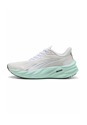 Weißer Sportschuh mit strukturiertem Obermaterial, ausgestattet mit mintgrüner Zwischensohle, lila Schnürsenkeln und schwarzer Laufsohle. Auffälliges Markenlogo an der Seite.