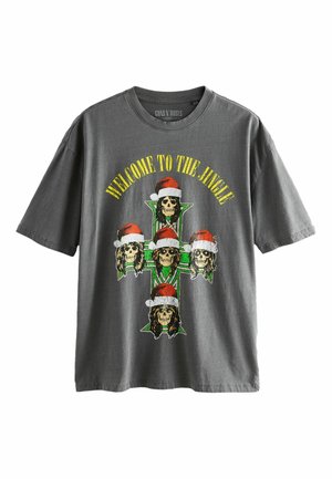 Pilkas medvilninis marškinėlis su dideliu grafiniu piešiniu – penkios kaukolės, dėvinčios Kalėdų senių kepures, ant žalio kryžiaus, viršuje užrašas „WELCOME TO THE JUNGLE“.