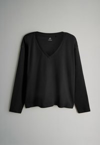 Must ekapikk, musta long-sleeve topp, millel on V-kaelus, valmistatud siledast kangast, millel on mugav lõige ja ilma nähtavate mustrite või kaunistusteta.
