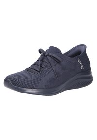 Zapatilla deportiva de color azul marino, fabricada en tejido de punto transpirable con un patrón texturizado, diseño de cordones y suela de goma con un logo sutil.