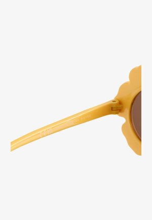 Gule blomsterformede solbriller med brune linser. Stellet har en blank finish, og stængerne har en indgraveret fabrikantlabel.