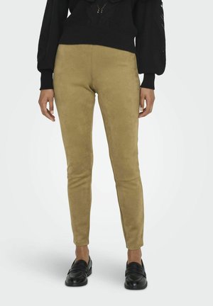 Olijfgroene faux suede broek met een slim fit, featuring een soepele textuur en minimale details, gecombineerd met zwarte schoenen.