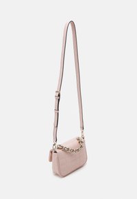 Różowa pikowana torba na ramię z złotym łańcuszkiem i regulowanym paskiem. Materiał o fakturze z gładkim wykończeniem i minimalistycznym designem.