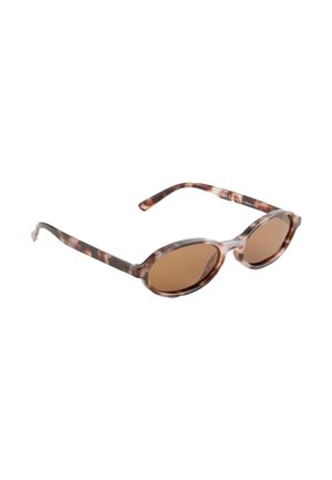 Gafas de sol redondas con lentes tintadas marrones y montura y patillas con patrón carey sobre un fondo blanco.
