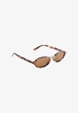 Runde Sonnenbrille mit braun getönten Gläsern und Schildpattmuster-Fassung und Bügeln auf weißem Hintergrund.