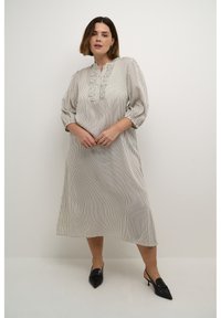 Vestido largo a rayas en beige claro y rayas oscuras, con un escote fruncido, mangas abullonadas de tres cuartos y un corte relajado.