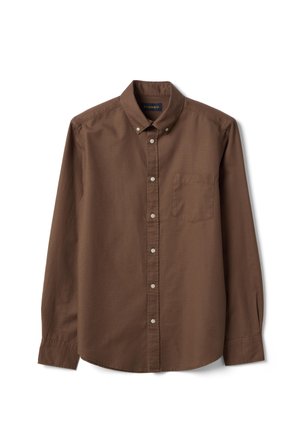 Bruine blouse met lange mouwen, knopen, een borstzak, een gesloten kraag en witte knopen aan de voorkant, plat neergelegd op een witte achtergrond.