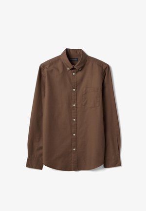 Braunes Hemd mit langen Ärmeln, Knopfleiste, Brusttasche, geknöpftem Kragen und weißen Knöpfen auf der Vorderseite, flach auf einem weißen Hintergrund liegend.
