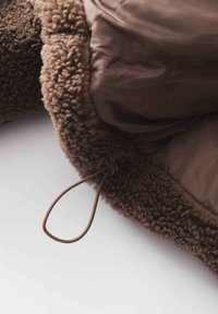 Braune isolierte Jacke mit einem plüschigen, strukturierten Fleece-Kragen und einer glatten Nylon-Oberfläche. Eine verstellbare Kordel ist angebracht.