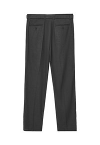Pantalon gris foncé à coupe ajustée, doté de deux poches arrière et d'un tissu lisse et texturé. Les plis avant rehaussent le design.
