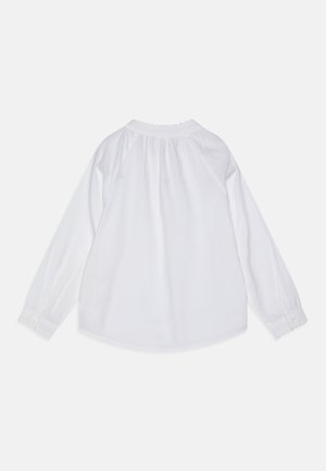 Λευκή μπλούζα με μακριά μανίκια, φούσκωμα στον γιακά, κυματιστό λαιμόκομμα και μανσέτες με κουμπιά, εμφανίζεται από πίσω σε λευκό φόντο.