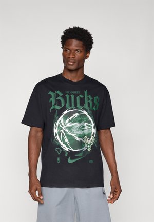 Sort t-shirt med "Milwaukee Bucks" i fede grønne bogstaver, forsynet med et grafisk motiv af en basketball og Bucks-logoet i hvide og grønne detaljer.