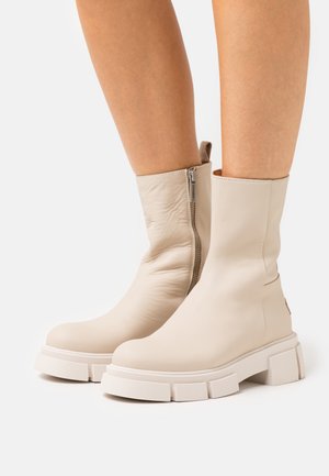 Enkellaarsjes met plateauzool - beige