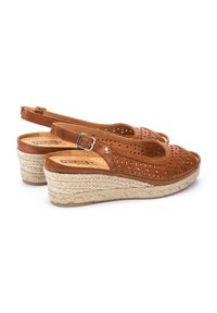 Pikolinos BENIDORM - Sandalias de cuña - brown