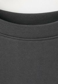 Dunkelgrauer Sweatshirtstoff mit einem gerippten Rundhalsausschnitt. Die Textur ist glatt und leicht dehnbar, mit einer einheitlichen, soliden Farbe.