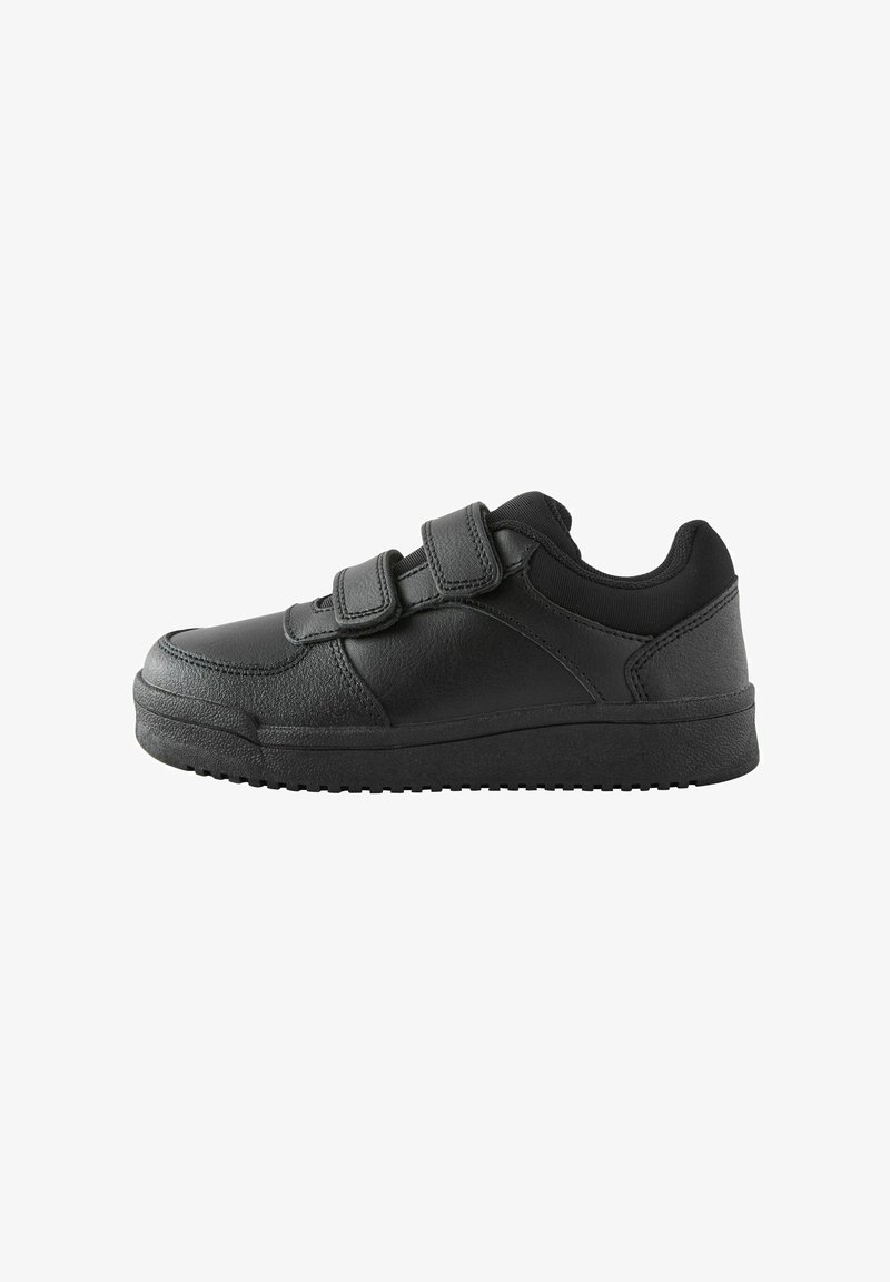 Schwarzer Sneaker mit niedrigem Schaft, zwei breiten verstellbaren Klettverschlüssen und einer strukturierten Gummisohle vor weißem Hintergrund.