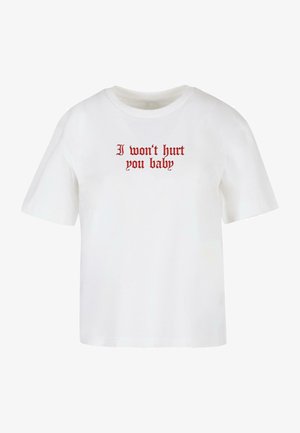T-shirt blanc à manches courtes en coton, arborant un texte rouge "Je ne vais pas te faire de mal bébé" dans une police décorative sur la poitrine.