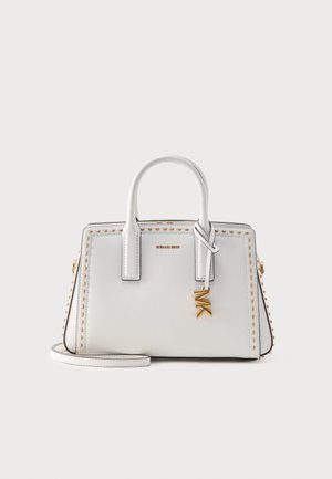 Weiße Michael Kors Lederhandtasche mit goldfarbenen Nietenbesätzen, doppelten Griffen, Schulterriemen und goldfarbenem MK-Logo-Anhänger vor weißem Hintergrund.