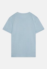 Camiseta de algodón azul claro con mangas cortas, cuello redondo y una textura suave. Presenta un diseño trasero simple y sin adornos.