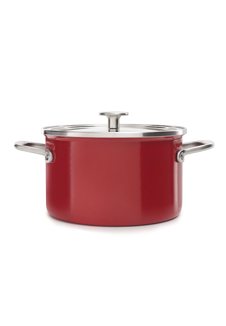 Casserole en émail rouge avec deux poignées en argent et un couvercle en acier inoxydable assorti avec un bouton, le tout sur fond blanc.