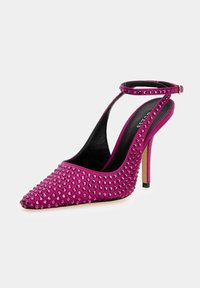 Fuksijos spalvos aukštakulniai su varžtais dekoracijomis, smailiu nosiu ir kulkšnies dirželiu. Tekstūruota viršutinė dalis, smailus kulnas ir lygi, kontrastinga juoda vidaus dalis.