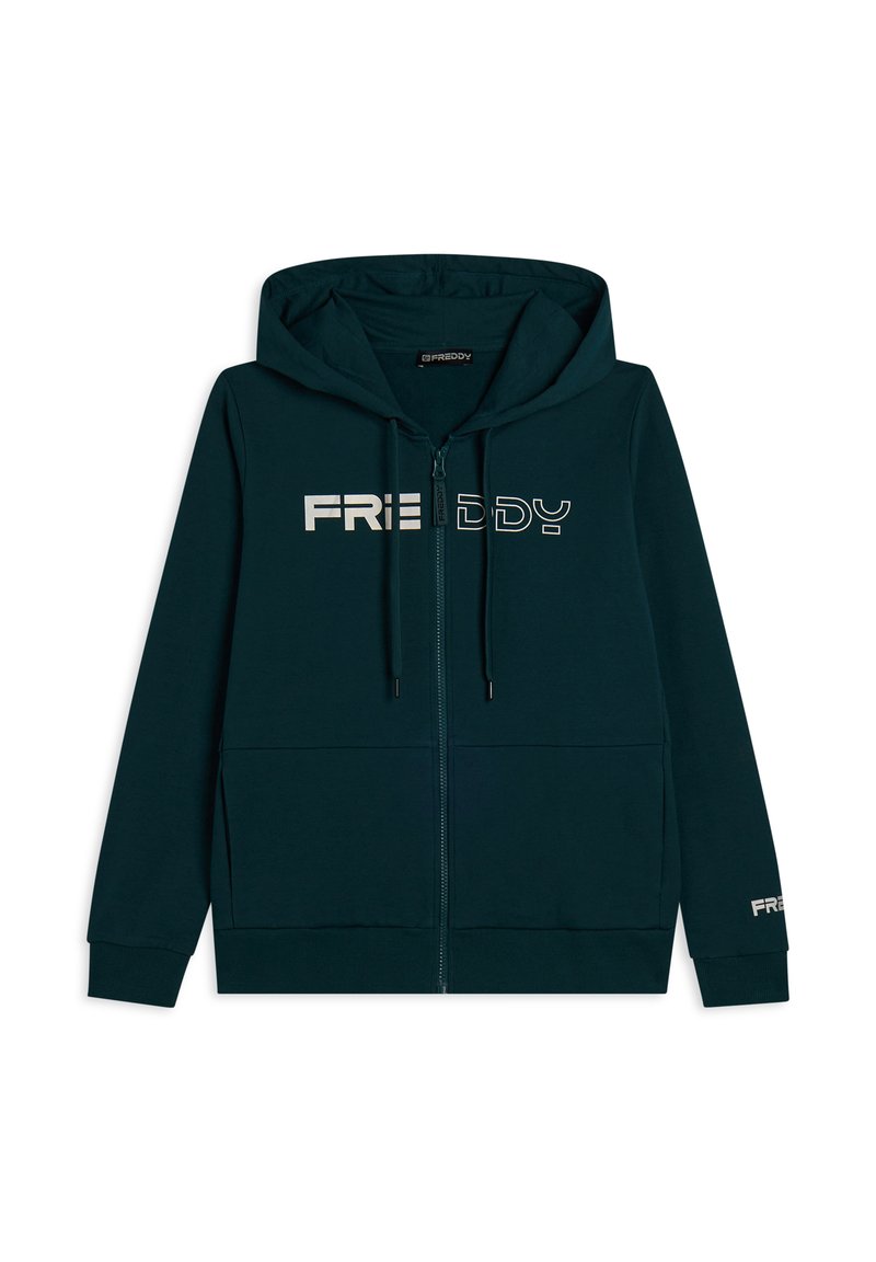 Felpa con zip di un verde scuro realizzata in tessuto morbido. Presenta un cappuccio, due tasche frontali e il logo "FREDDY" stampato in bianco nella parte anteriore.