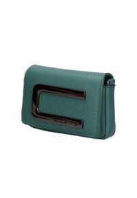 Borsa a tracolla in pelle verde acqua con un design elegante. Presenta un prominente logo 'C' in metallo nero sul davanti e una forma rettangolare compatta.