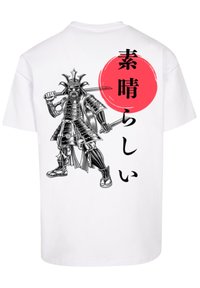 Weißes T-Shirt mit einem schwarzen Samurai-Graphic, der ein Schwert hält, umgeben von einem roten Kreis und schwarzem Text, der ein mutiges, grafisches Design verkörpert.